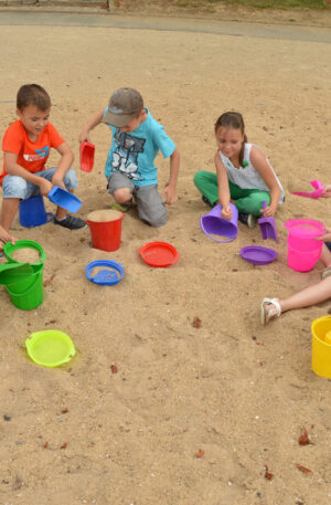 Ensemble seau, pelle et accessoires souples-1