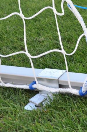 But de football portable en aluminium 3,0x2,0m, profondeur : 0,8 x 1,5 m, profil ovale 120 x 100 mm, couleur : blanc, fixé au sol au moyen de porte-broches (inclus dans l’ensemble)-1